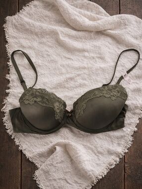 NWT Victoria's Secret Body By Victoria Lace Trim Demi Bra Size 32D